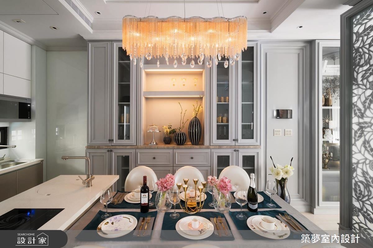 餐廚使用延續性餐櫃綿延並充分運用空間，給予妻子料理好品質。