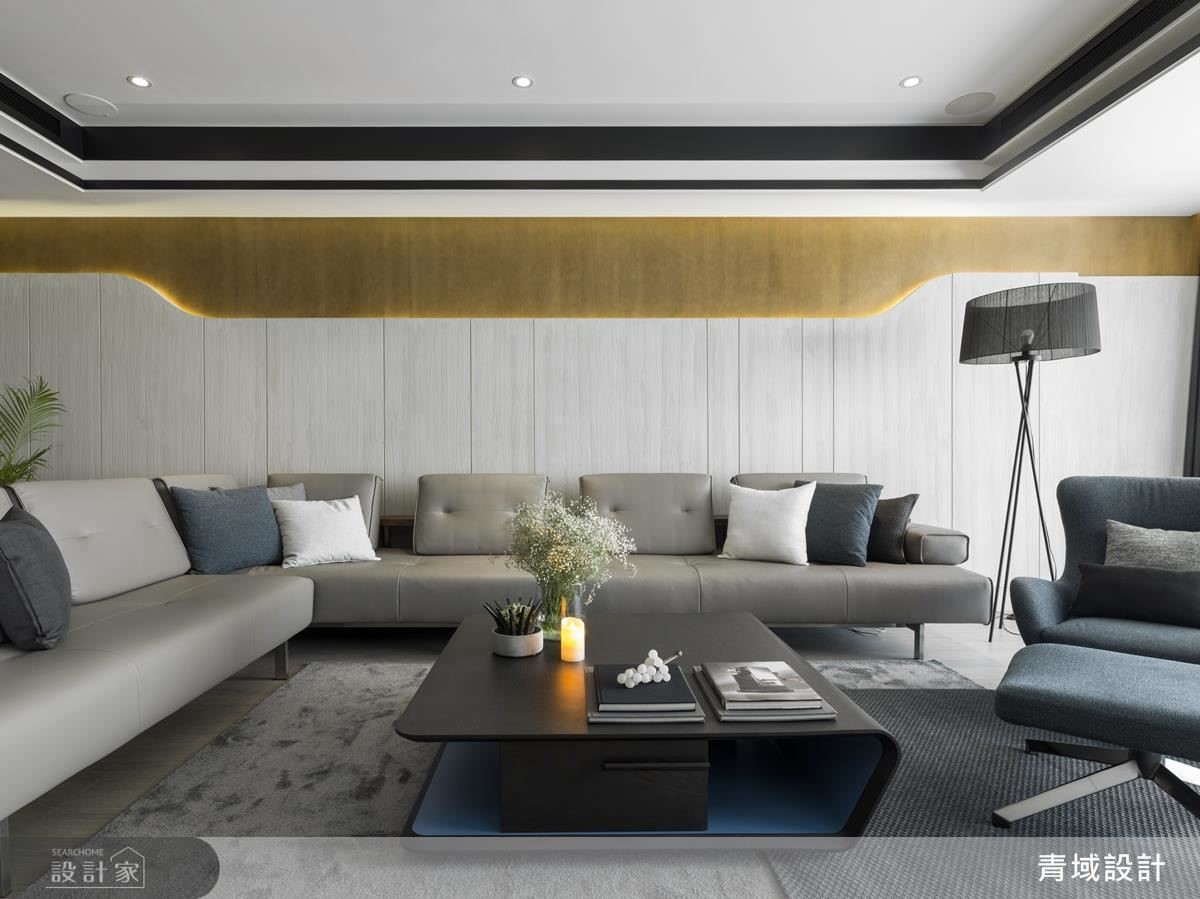 沙發背牆大膽運用弧型設計為偌大公領域增添視覺動態，也藉清水模及木皮手作質感打造原始林野的沉穩靜謐。