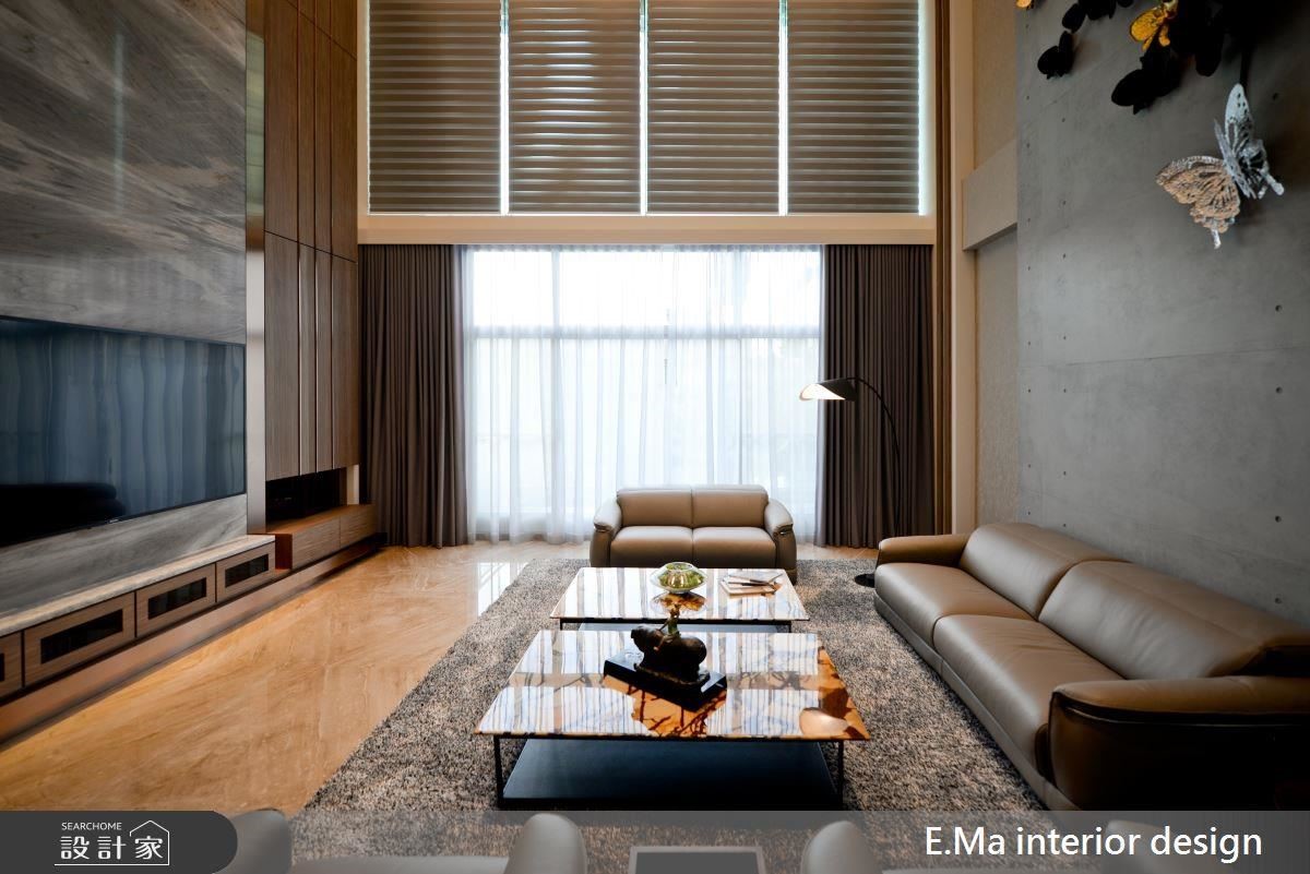 客廳電視牆在蔚藍海岸石材紋理與鍍鈦邊條的勾勒下顯現大宅氣勢，沙發背牆則以灰色壁紙及清水模延伸向上頂天立地，彷彿男主人的厚實臂膀給予家無盡的安穩感。更精心放上蝴蝶翩然飛舞的裝飾，為新婚空間注入鶼鰈情深、子孫綿延的意義。