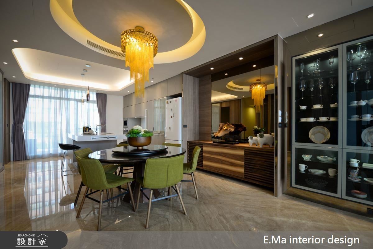開放餐廚空間在絢麗燈飾、造型挖空天花及翠綠軟件的搭配下，顯現出交誼場域的活潑氣息。一旁以相異木紋材質、柚木及鏡面使原有家具在新裝潢下更脫穎而出。