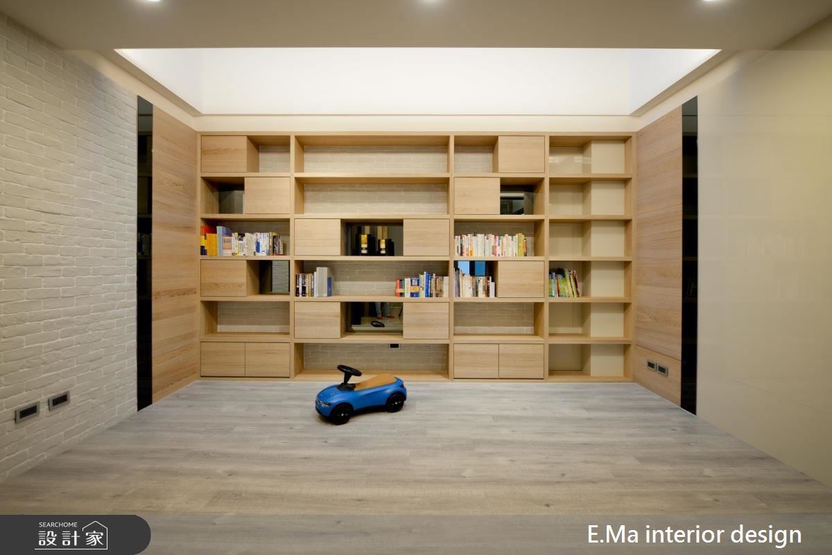 書房的木作櫃牆以抽屜拿捏展示、收納比重，同時運用灰鏡延續空間質感，打造小孩的成長、閱讀天地。