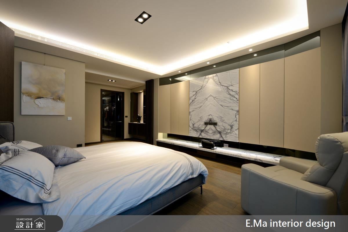 主臥室以溫和奶茶色烘托休憩空間的放鬆感，電視牆在灰鏡與紐約紐約石材的陳列與櫃面的斜角設計下，為簡約私領域注入恰到好處的視覺份量。