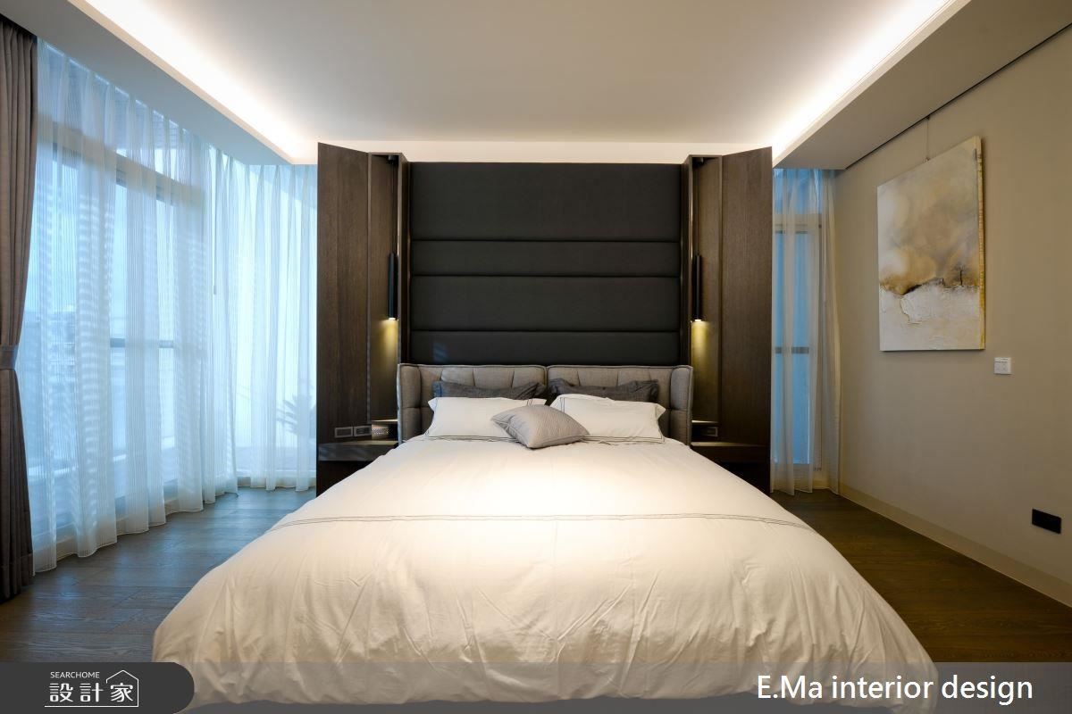 主臥床頭立面兩側彷彿羽翼展翅般，使後方窗面光線能被牽引入室，解決開窗不足的情形。