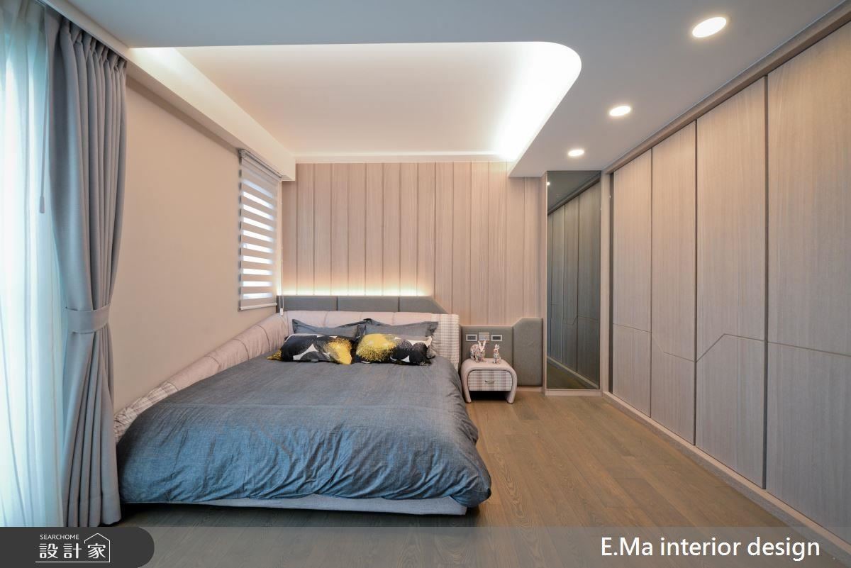 小孩房以淺色、木紋線條賦予空間溫潤明亮的自在感受，並於天花挖空放上燈帶讓空間現代感隨著弧型穿梭其中。