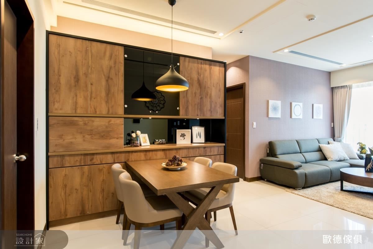 入門玄關端景餐櫃，以深色系統板材搭配黑鏡、黑玻，展現當代家具質感，創造視覺焦點。