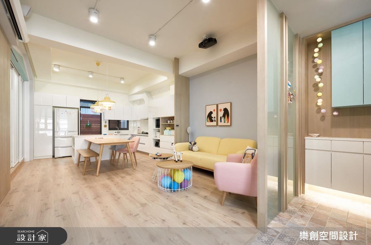 牆面、家具以柔和的色彩協調搭配，到遊樂園帶回的氣球，也在女主人巧思下，佈置於茶几下，讓家處處充滿溫暖的童趣。