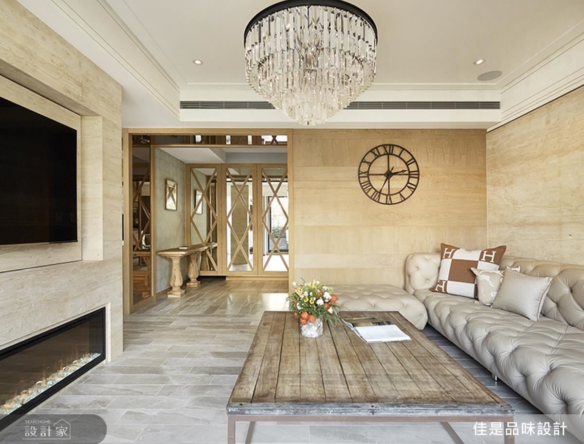 古典雅致的釘扣沙發配上屋主鍾愛的壁爐，溫暖整個大空間。