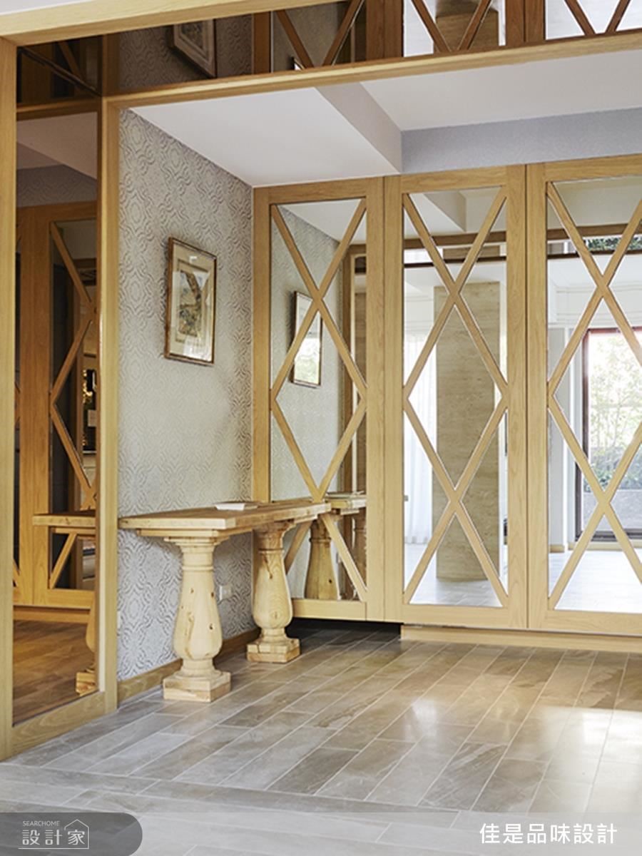 玄關鏡面以格紋造型延伸空間風格，格外別出心裁。