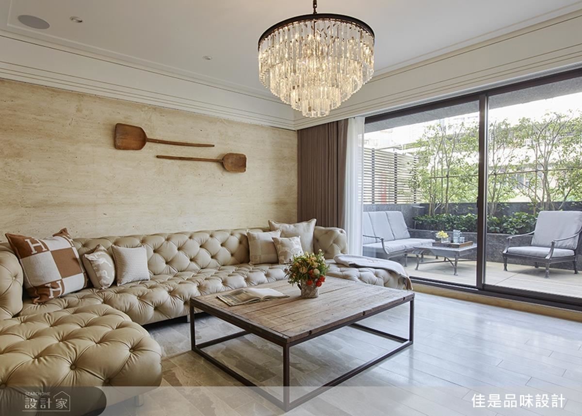 公領域從大範圍淺色系、鋪面材質到陽台綠意空間，成功營造出美式的休閒輕鬆。