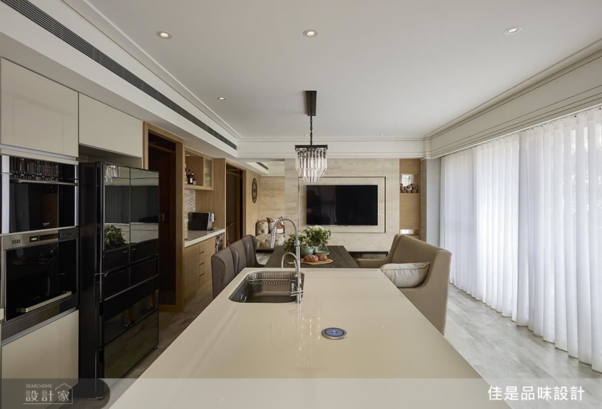 餐廚採開放式，串聯吧檯、餐桌於中軸線，並以回字動線使空間穿梭更流暢。