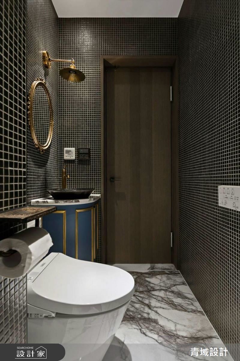 客廁擁有低調奢華的獨特感，金屬鏡面是女屋主珍藏，設計師運用手繪盆與藍色櫃體，引領創新豐富的視覺饗宴。
