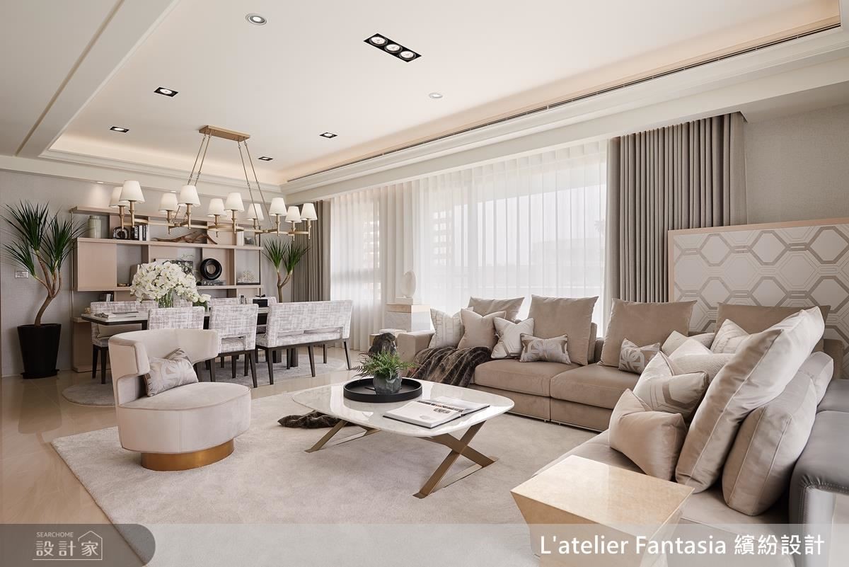 沙發以 L 型擺設，中央擺放一張茶几，明確拉出一條空間的中軸線。