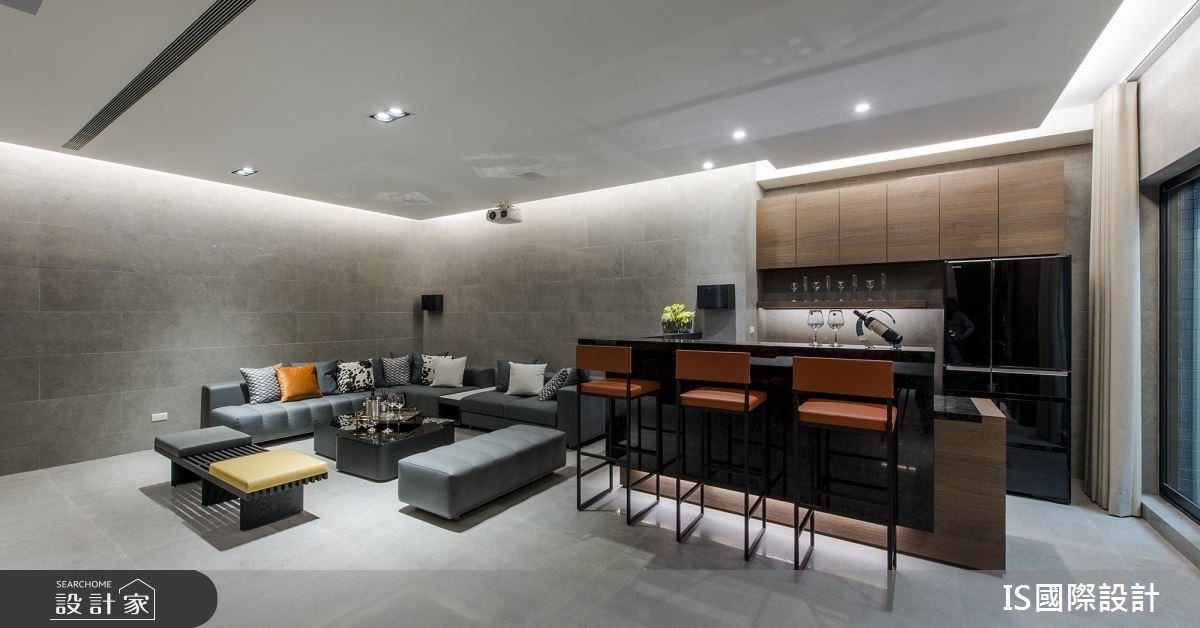 考量地處山間較為潮濕，視聽室均使用耐候性高的霧面進口磚，並以交丁貼的方式，降低濕度，灰階仿石紋的質地，與義式現代家具相互映襯。