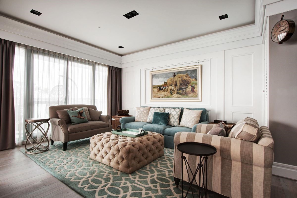 輕柔線板搭配暖色系家具，勾勒出舒適生活場景。