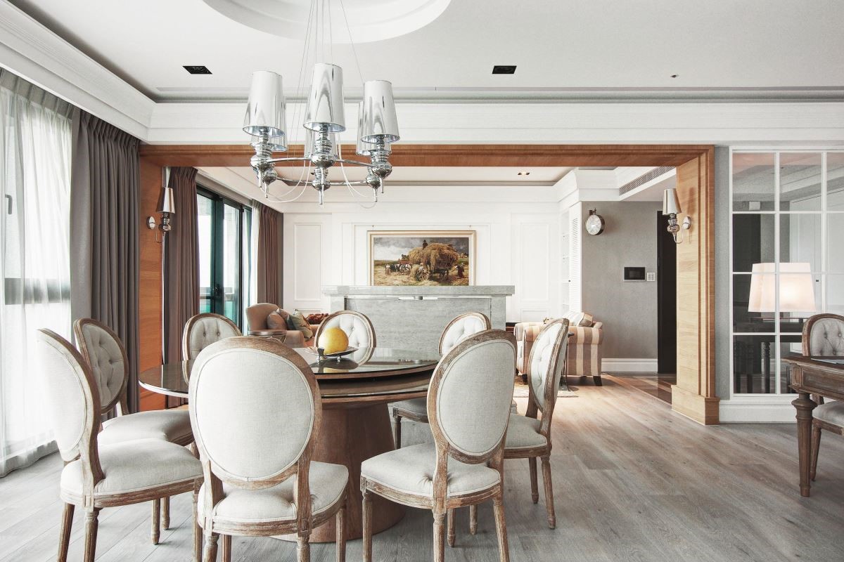 相呼應圓型餐桌與圓弧天花，塑造大器雅致用餐氛圍。
