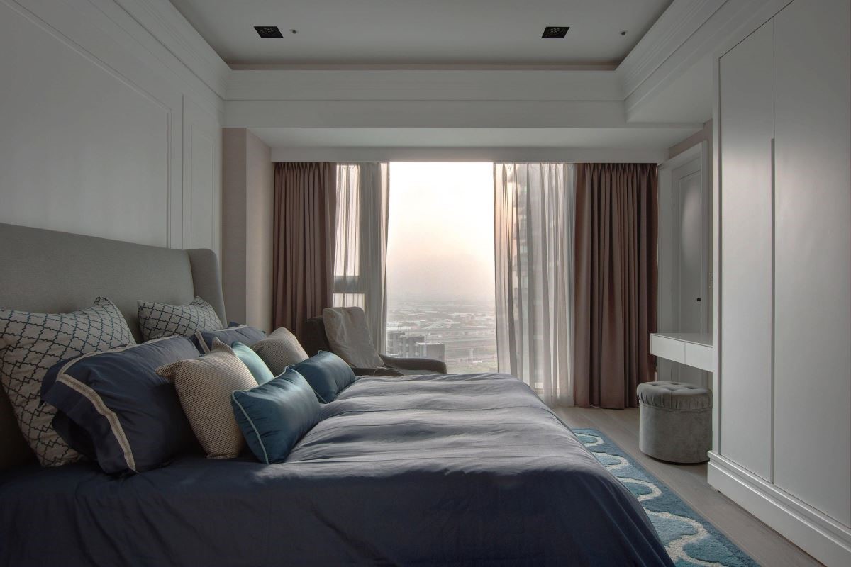 掌握戶外窗景、放淡臥房色彩，營造舒適靜謐睡眠空間。