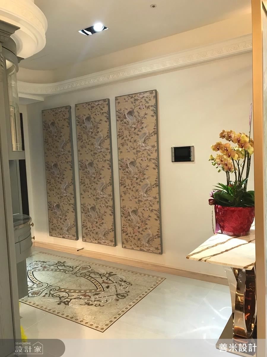 進門玄關在馬賽克圖騰與三幅古典花紋畫框的鋪設下，既氣派又討喜。