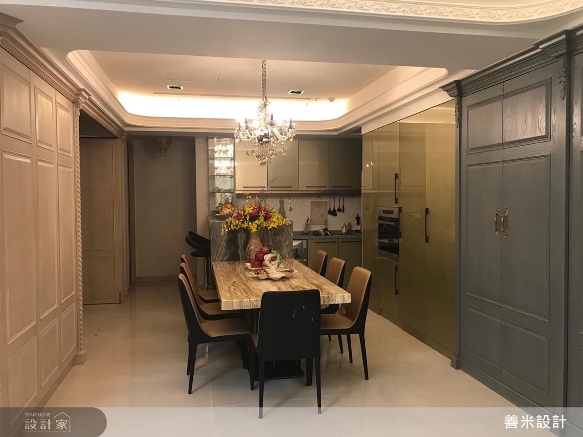 餐廳以古銅金門片、白玉石餐桌及吧檯營造空間層次感，是屋主一家連繫感情的最佳場所。