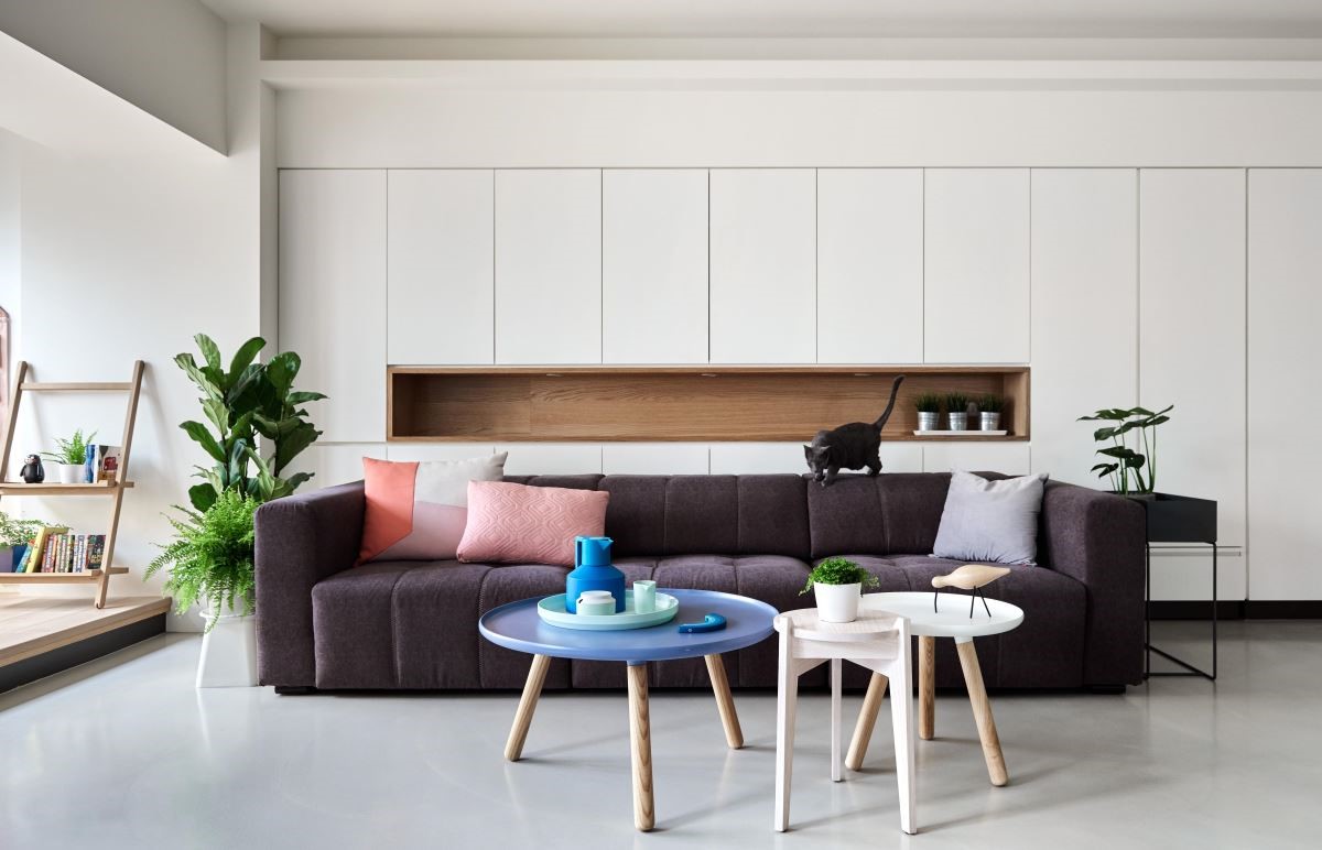 變動格局挪去三面牆的阻隔，釋出公領域空間，營造適合一家四口及三隻貓互動的生活場域。