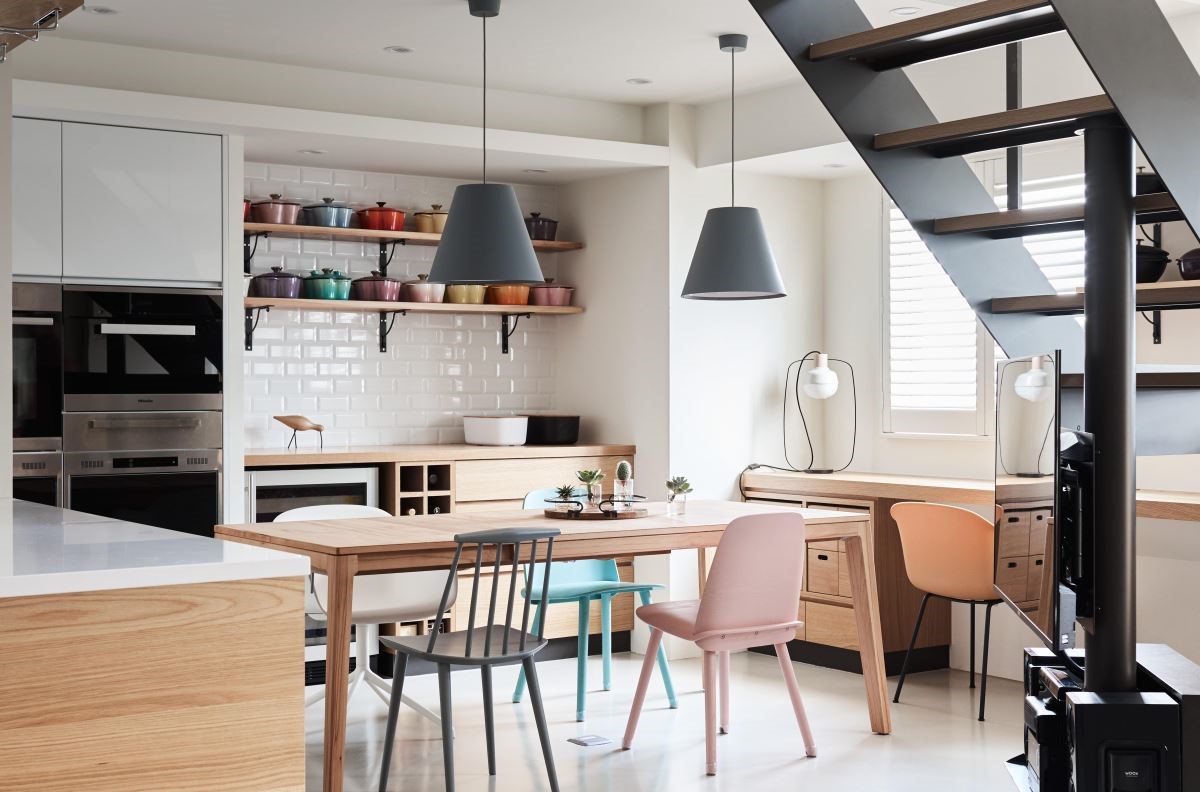 餐桌背牆設置備餐檯，運用壁面空間成為女屋主各式收藏鍋具的展示檯，為用餐環境造就一面獨特端景。更將電視最小化，以活動轉向設計，使各區空間均可自由彈性運用。