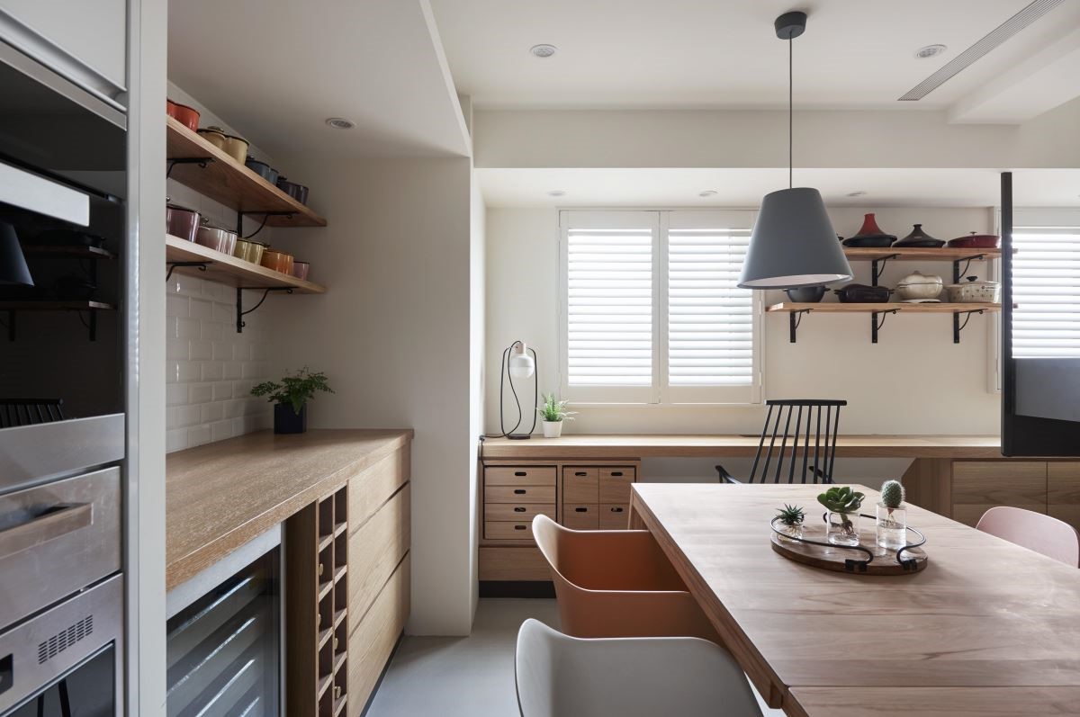 為與愛貓、家人互動，屋主工作時，不希望處在制式書房中，因此設計師利用窗邊空間增設木作位置，不僅能完美收納事務機，平時更可來杯咖啡，愜意享受窗景，尋找源源不絕的工作靈感。