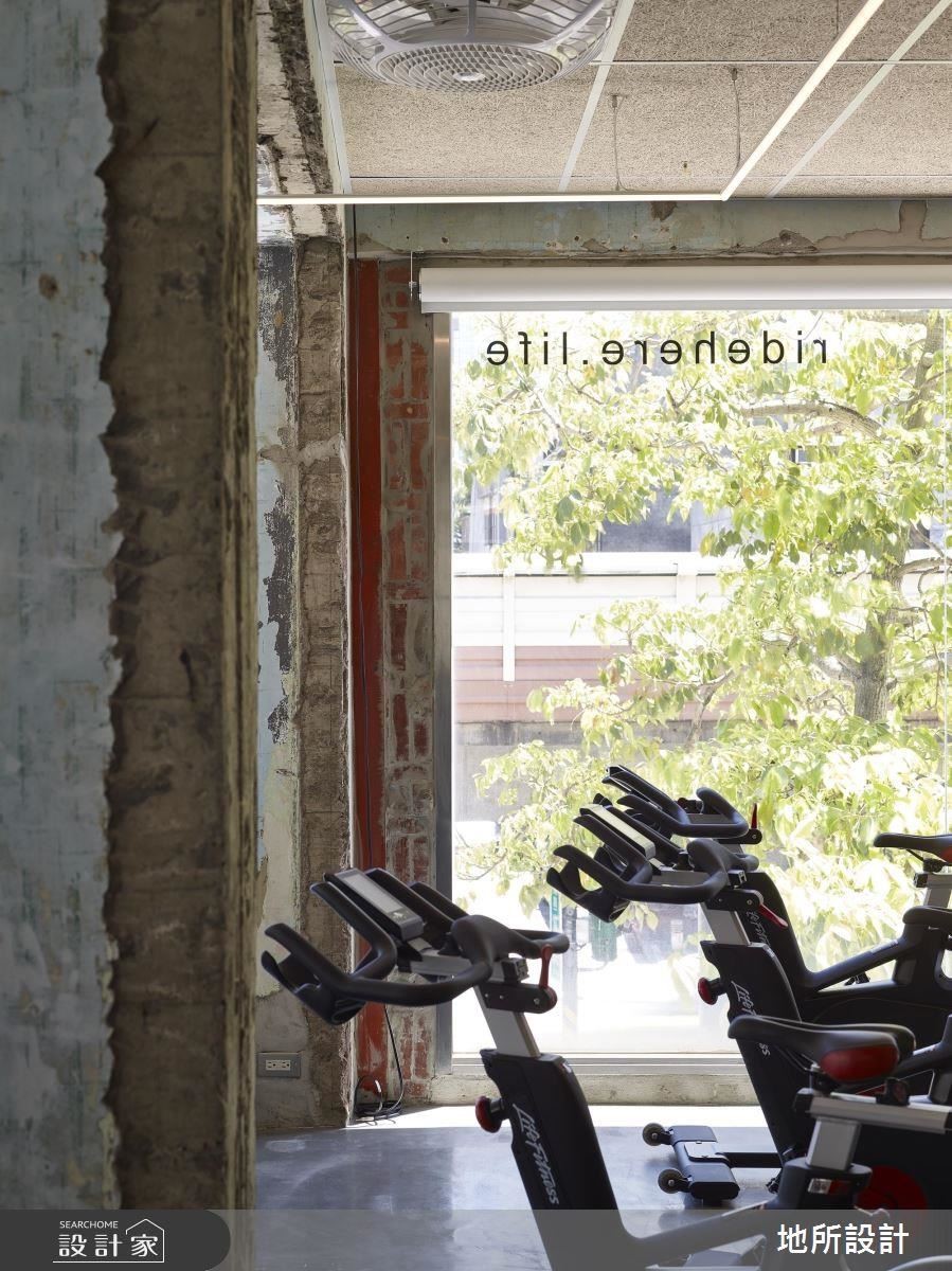 設計師選擇保存樑柱、壁面拆除後的痕跡，經由特殊處理後，讓已有40年歷史的老屋重現生機，使這份老味道永續存留。