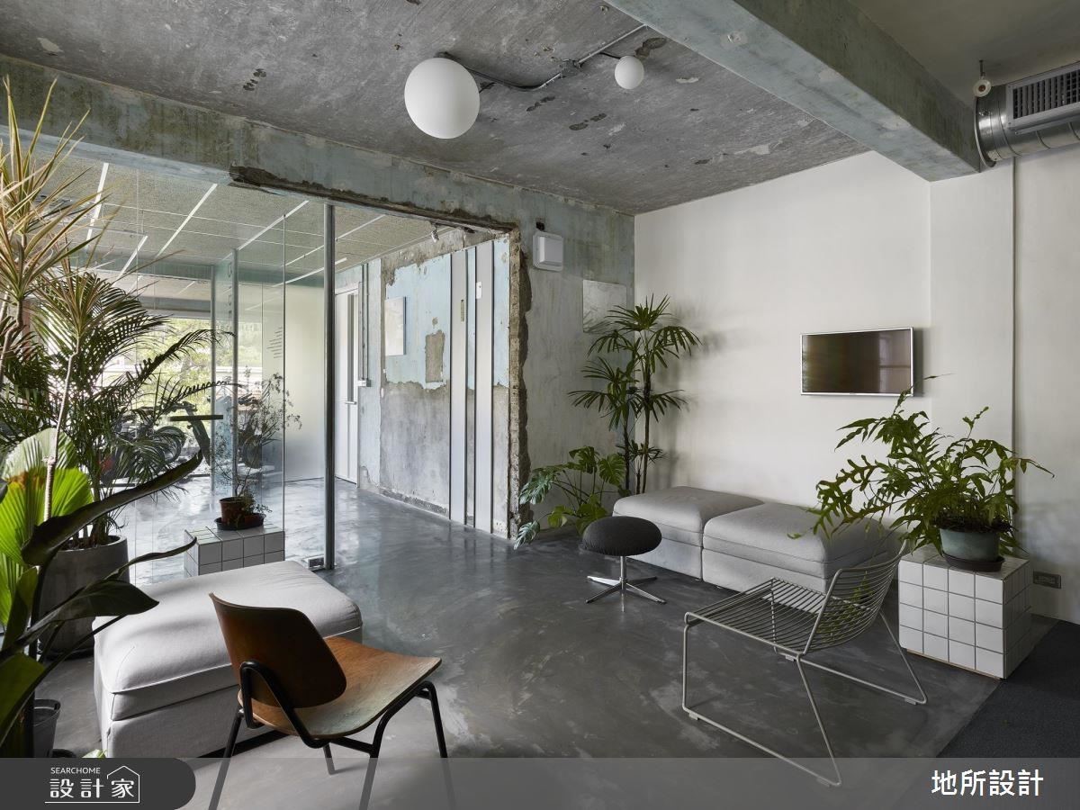 俗語說：「凡走過必留下痕跡。」老屋的歲月感歷歷在目，設計師讓陽光作為室內光源，運用燈管及簡易線條放入現代元素，植栽綠意加以妝點，呼應室外的景色，也期待空間質樸自然。