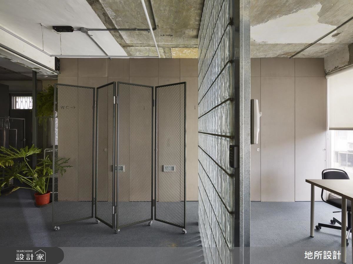 為了讓公共空間也能擁有良好採光，運用玻璃磚讓光線直接從辦公室穿透進來，不因空間限制而被阻擋，並且內外公廁門面牆展現空間一致性。