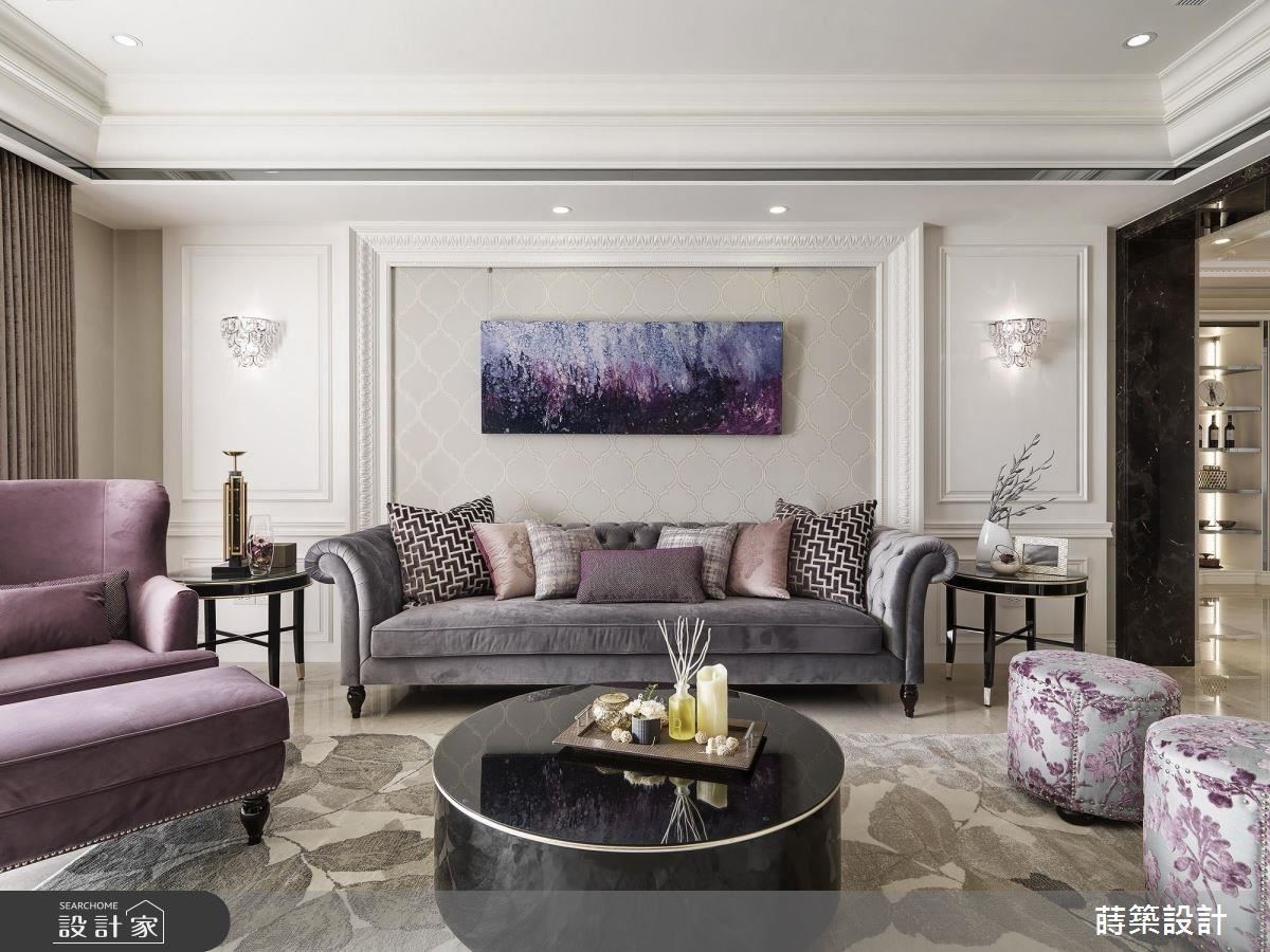 以清爽淺色系構築空間，加以浪漫紫色單椅點綴，增添雅致居家氛圍。