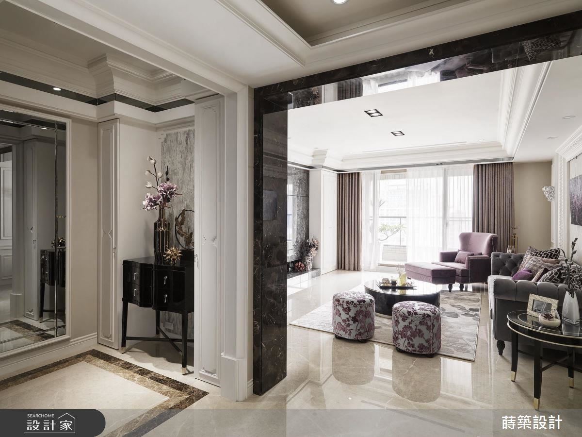 玄關以景上水石材作為端景牆面，一旁以石材框邊界定場域，營造大器入門氣勢。