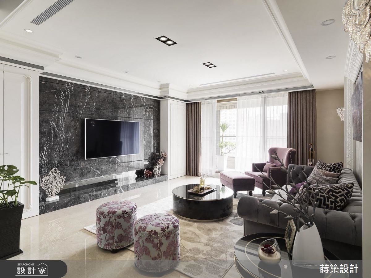 電視牆面選用屋主喜愛的深色質感石材，帶來沉穩內斂氛圍。