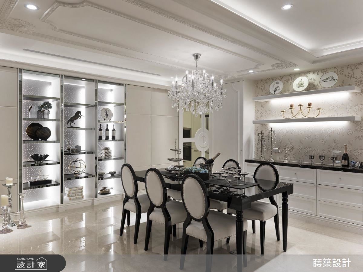 餐廳中精品般的展示櫃體，在燈光映照下，閃耀著高貴質地。