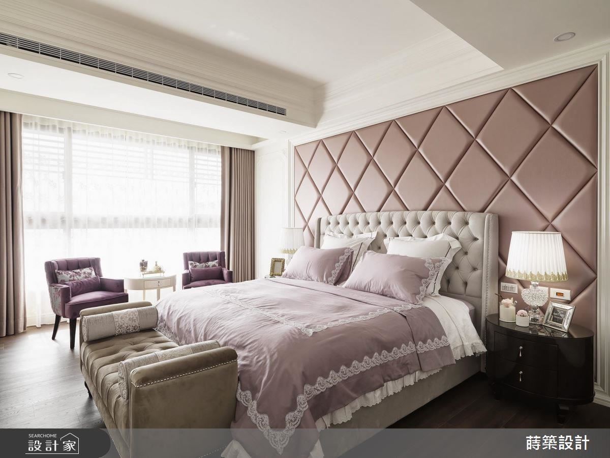 坐擁偌大坪數的主臥空間，在優雅藕色勾勒下，帶出女主人柔美氣息。