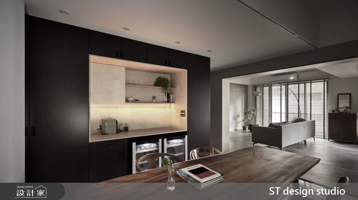 採用大面積的深色調，搭配著局部留白，並穿插木質元素，妝點出靜謐人文質感。