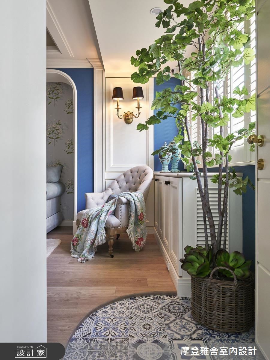 玄關趣味圖騰藍色地磚，預告著來到了藍色世界。