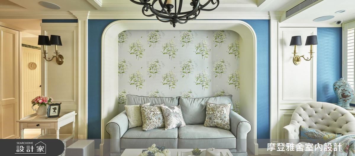 沙發背牆以淡雅花卉壁紙點綴，營造柔美優雅氣質。