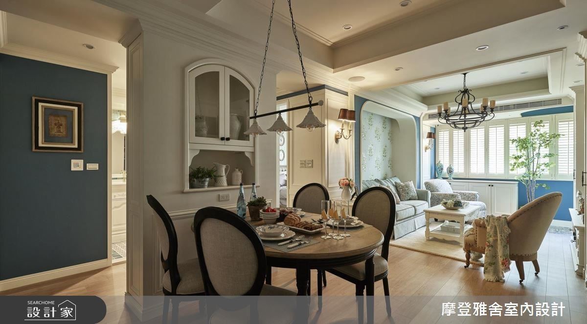 餐廳屏風順應結構打造對稱樑柱，創造豐富收納機能。