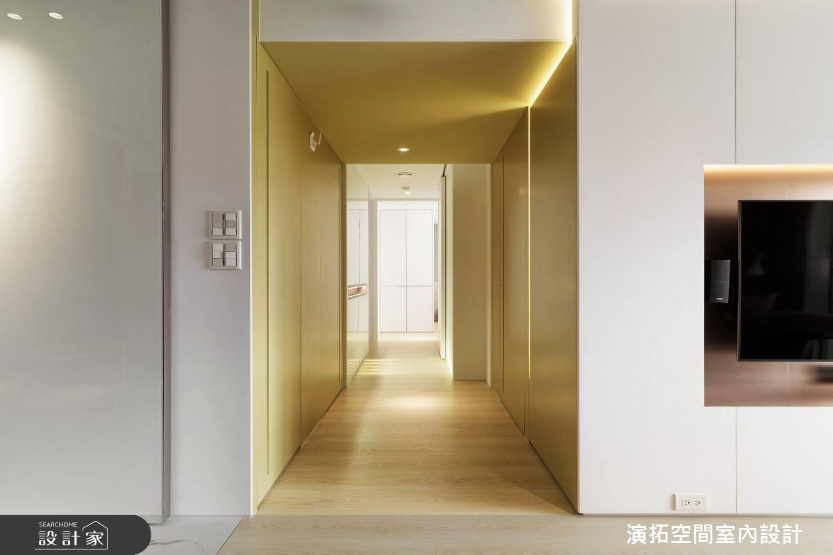 廊道中引入無障礙緩坡設計，以合乎公共設施規範的走道寬度、搭配扶手照明，為長輩營造友善體貼居家環境。