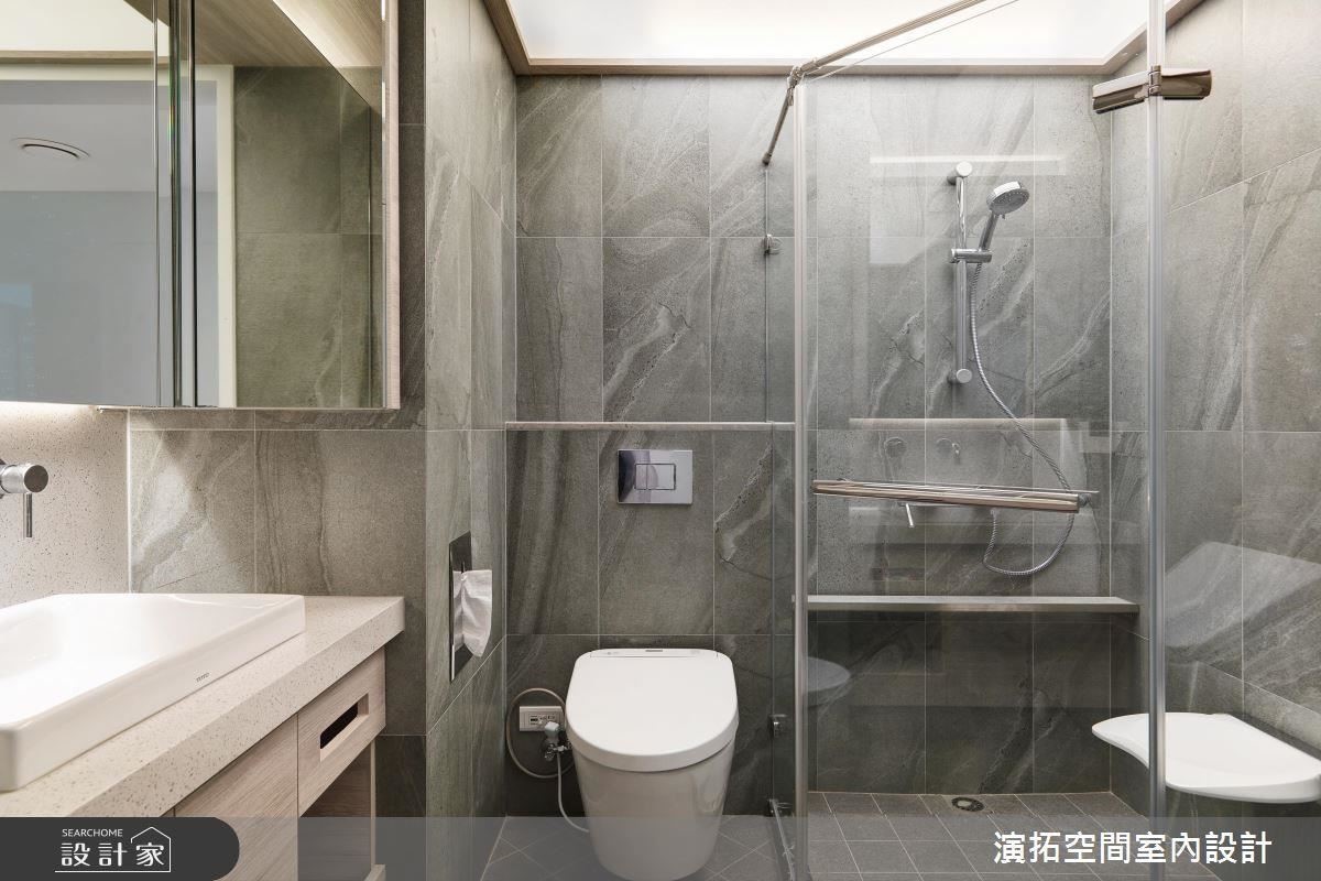 淋浴間平台巧妙融入隱藏把手設計，為長者帶來尊嚴。