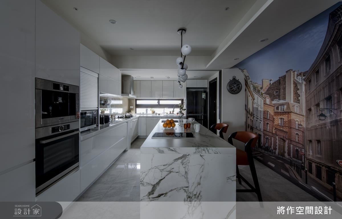 以屋主喜愛的威尼斯城市作為壁面端景，讓在家也彷彿是一趟旅行。