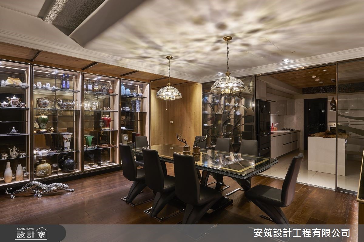 入門大器展示櫃端景,為屋主道出琳瑯滿目的蒐藏品故事。 入門大器展示櫃端景,為屋主道出琳瑯滿目的蒐藏品故事。