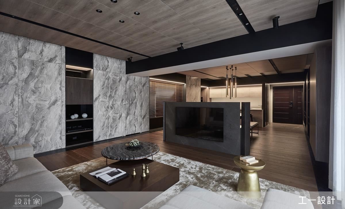 客餐廳中，為了虛化樑柱的不適感，以鮮明白色搭配側邊黑框包覆，減輕視覺壓力。