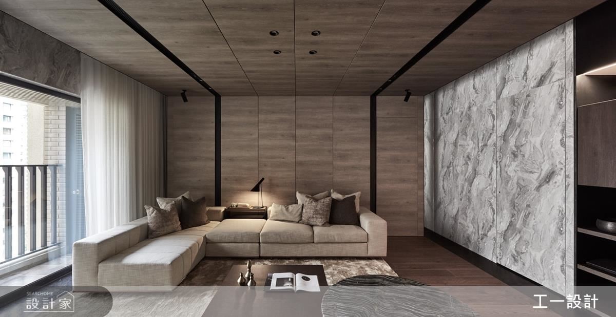 由壁面延伸至天花的包覆性設計，營造沉穩安全感。