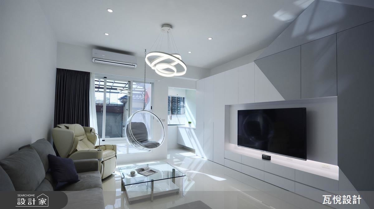 打掉玄關隔屏，引光入室，電視牆白灰色階營造空間質感，同時兼具收納機能。