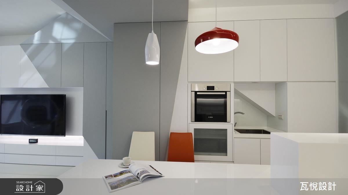 設計師巧妙運用櫃體包覆樓梯造型，並且善用樓梯下畸零空間，形成室內儲物間。