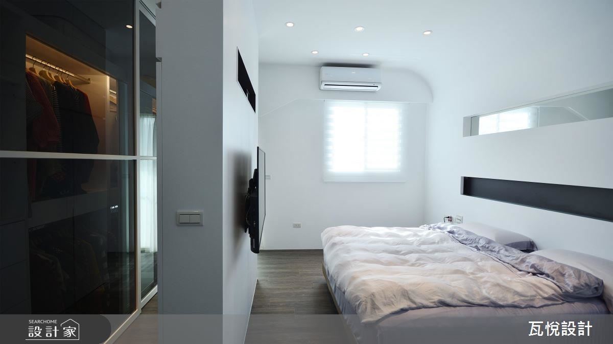 主臥房結合弧線與長線型，刻畫床頭背牆的現代俐落感。