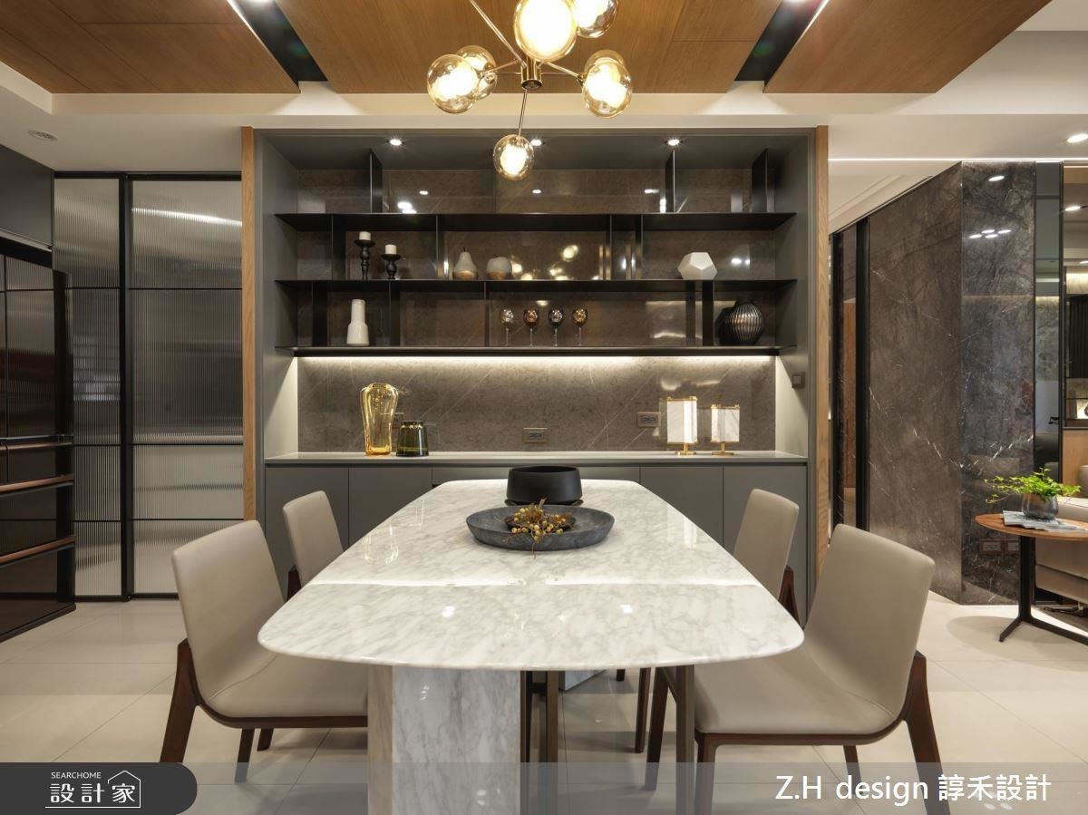 餐廳則以黑色鐵件、仿石材搭配出兼具展示功能備餐櫃，並藉質材映照延伸空間感。
