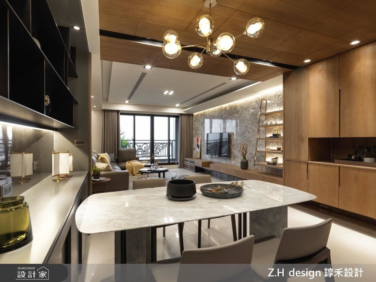 玄關沿餐廳以手染茶色木櫃鋪陳，供應一家子的收納機能。在天花的木色鋪陳下溫潤空間，同時界定場域。
