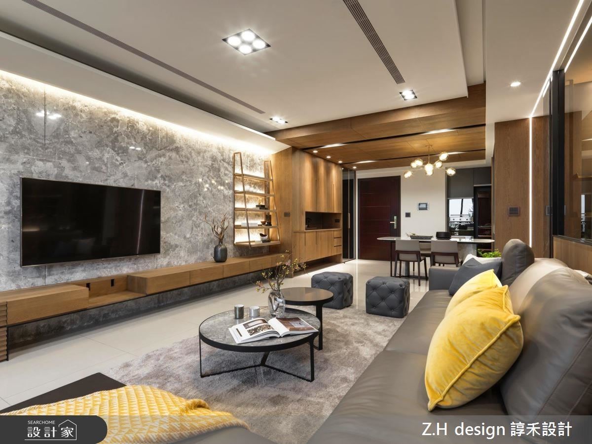 電視牆則以大理石材潑墨紋理顯現大器層次，一旁更以鍍鈦層架綴飾現代時尚感。