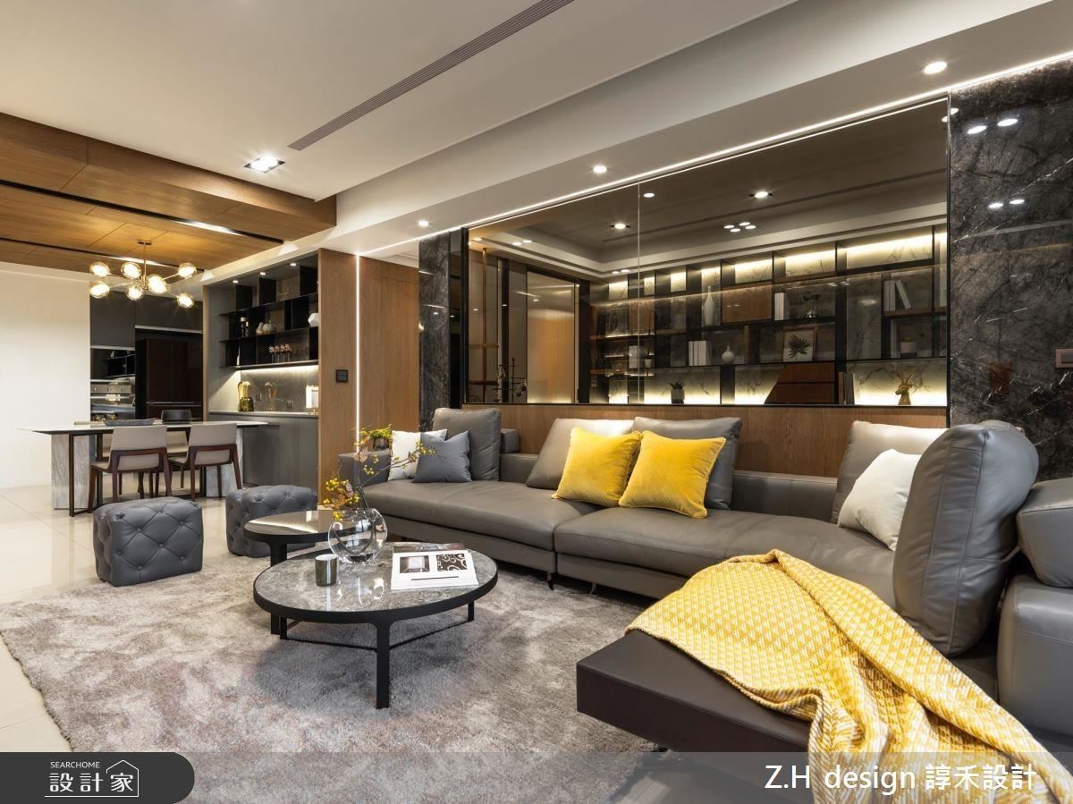 客廳沙發背牆以玻璃隔間提升通透感，並藉光帶勾勒空間線條，儼然成為一面居家端景。